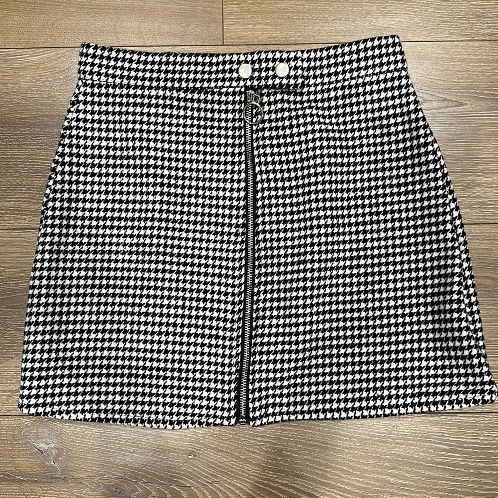 NWOT Houndstooth mini skirt with zipper fashion nova
